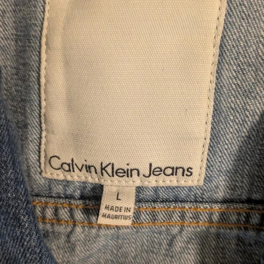 Calvin Klein Jeans Mens Medium Wash Denim Trucker Jacket Blue Size L Logo Patch